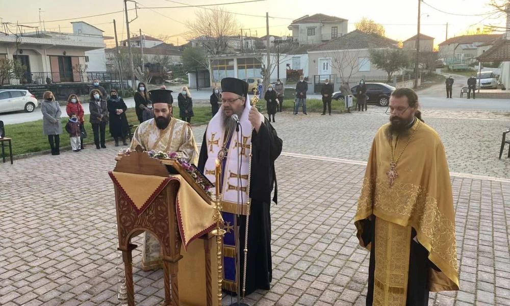 Σε σεισμόπληκτο ναό ο Μητροπολίτης Λαρίσης για τους Β΄Χαιρετισμούς